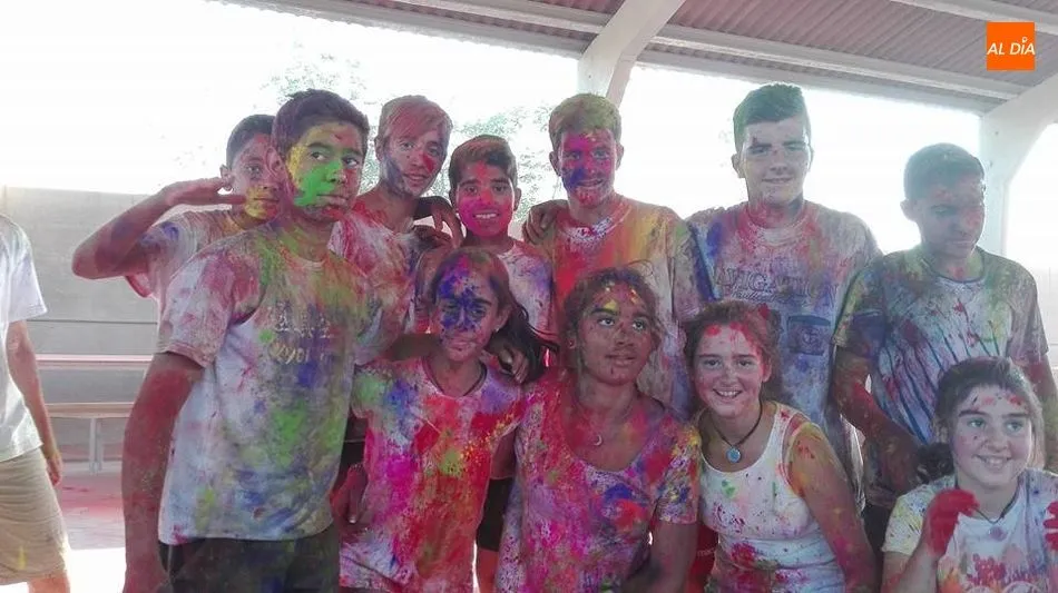 Un grupo de jóvenes después de participar en la carrera Corre a colores del 2017 / Archivo