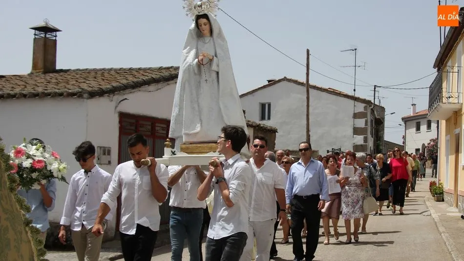 Pequeños y mayores acompañaron a la Virgen de las Nieves en la procesión / MARIBEL