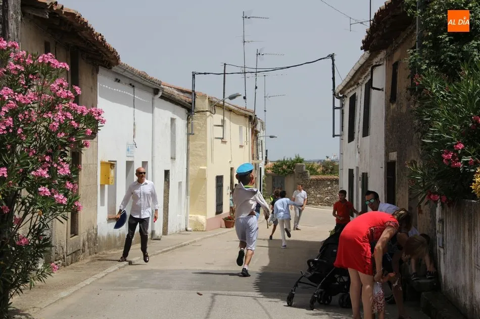 Foto 10 - La Virgen de las Nieves sale en procesi&oacute;n acompa&ntilde;ada por decenas de vecinos  