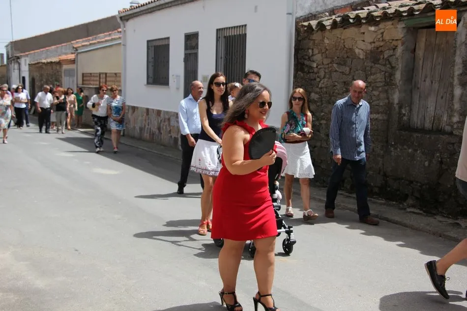 Foto 6 - La Virgen de las Nieves sale en procesi&oacute;n acompa&ntilde;ada por decenas de vecinos  