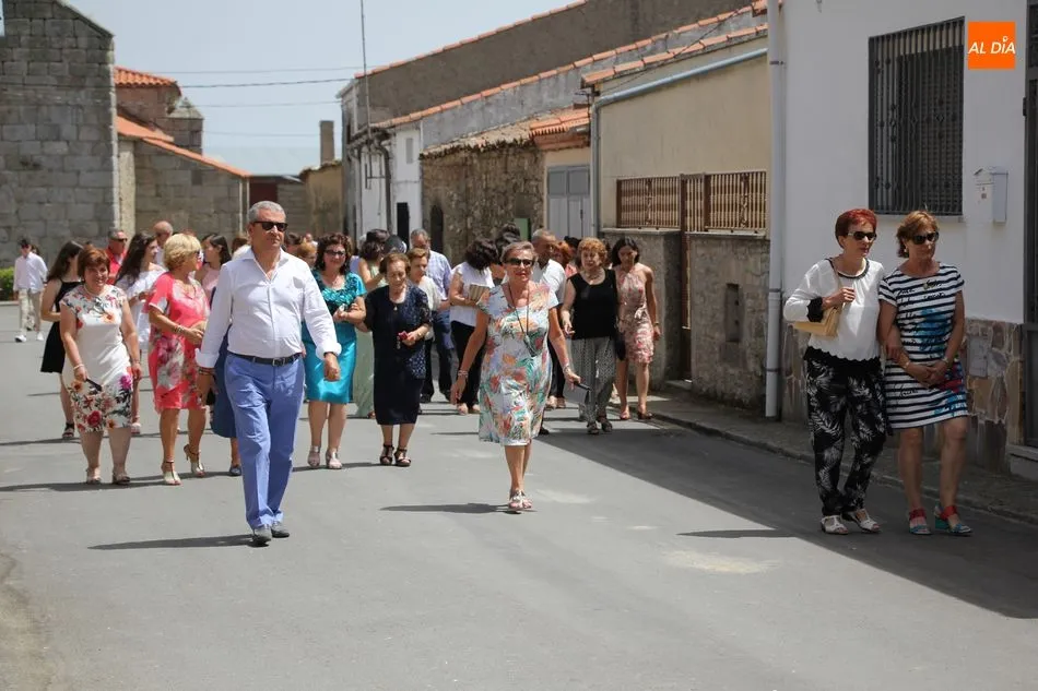 Foto 5 - La Virgen de las Nieves sale en procesi&oacute;n acompa&ntilde;ada por decenas de vecinos  