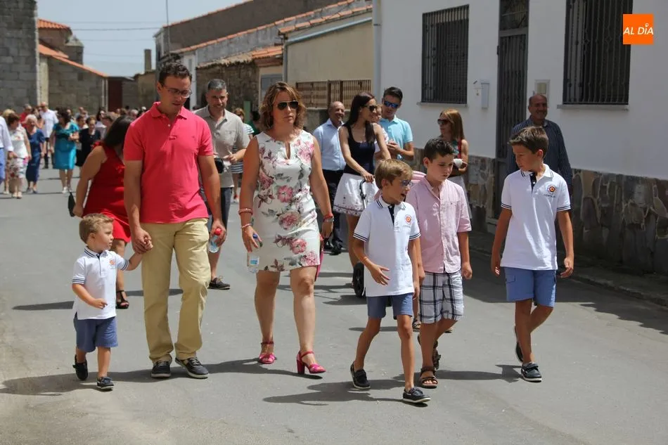 Foto 4 - La Virgen de las Nieves sale en procesi&oacute;n acompa&ntilde;ada por decenas de vecinos  