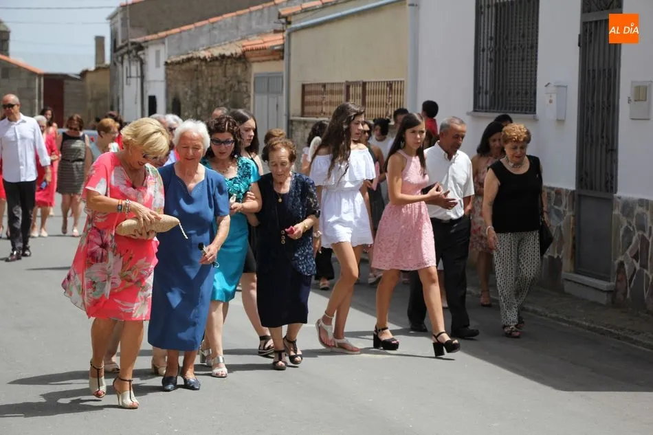 Foto 2 - La Virgen de las Nieves sale en procesi&oacute;n acompa&ntilde;ada por decenas de vecinos  