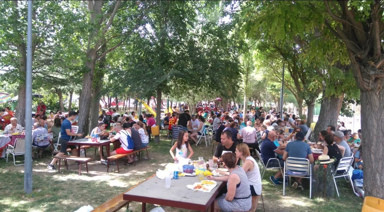 Foto 2 - La gran paellada de las fiestas de R&aacute;gama congrega a cientos de personas