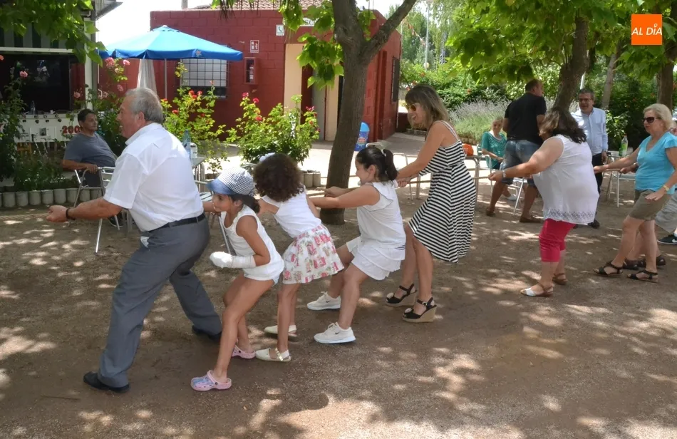 Los vecinos de El Puente compiten en la sogatira antes de degustar paella y cordero  