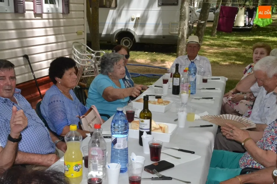 Foto 5 - Los vecinos de El Puente compiten en la sogatira antes de degustar paella y cordero  