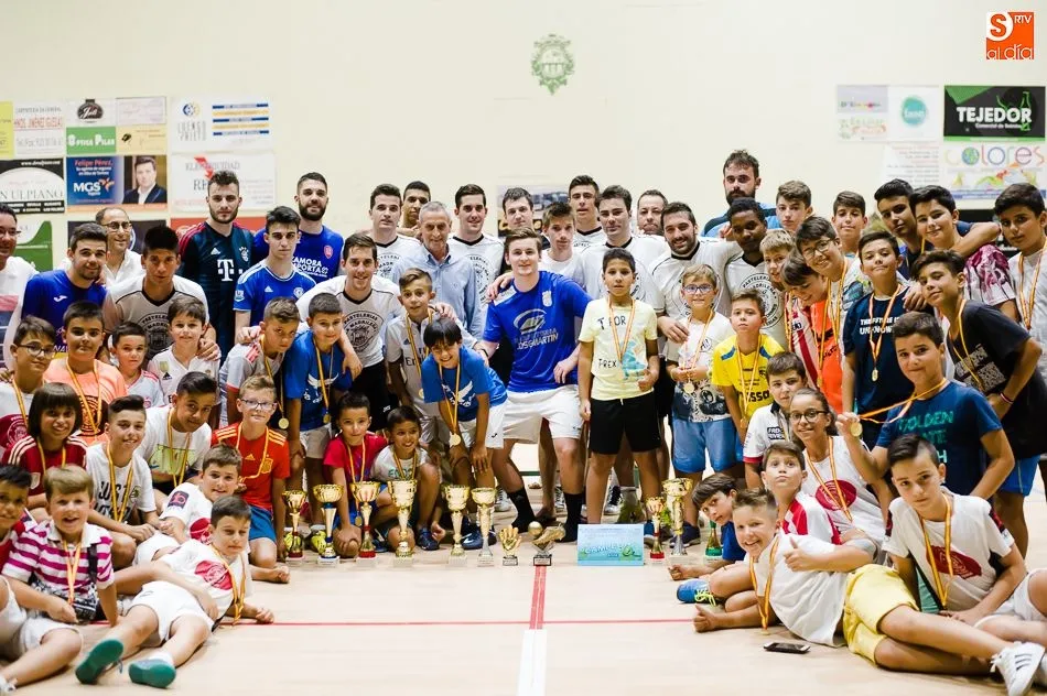 Los mejores equipos de cada categoría durante la entrega de premios