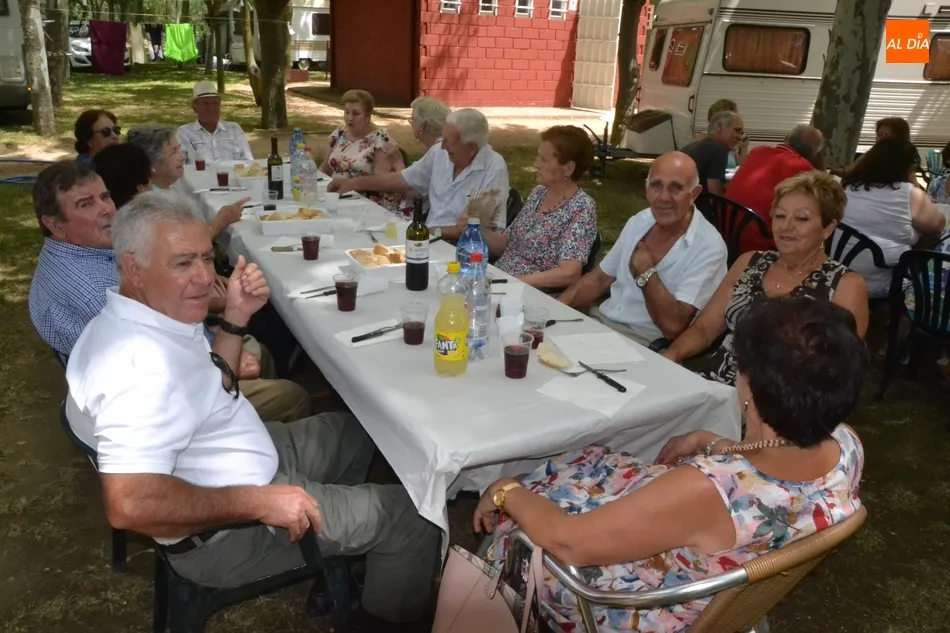 Foto 6 - Los vecinos de El Puente compiten en la sogatira antes de degustar paella y cordero  