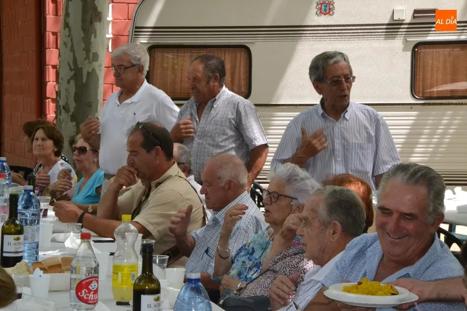 Foto 8 - Los vecinos de El Puente compiten en la sogatira antes de degustar paella y cordero  