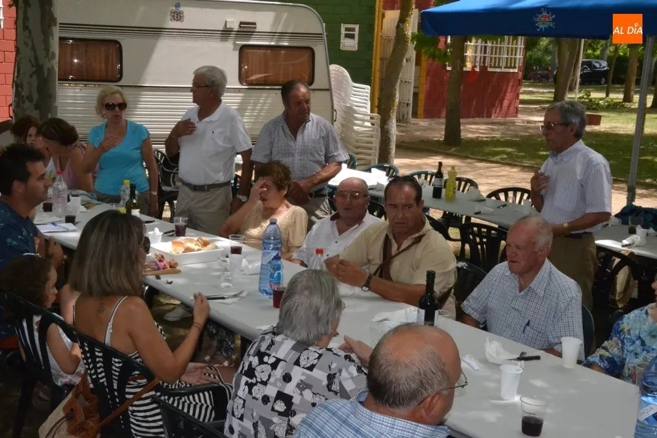 Foto 7 - Los vecinos de El Puente compiten en la sogatira antes de degustar paella y cordero  