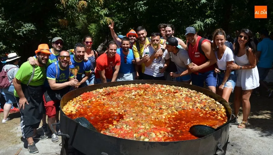Foto de los dos grupos ganadores del concurso de calderillos bejaranos