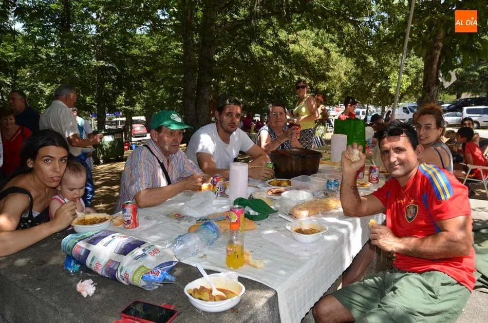 Foto 10 - El D&iacute;a del Calderillo se celebra con la degustaci&oacute;n de 2.500 raciones del suculento plato...