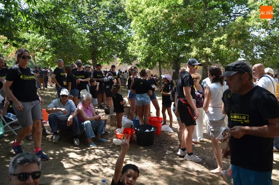 Foto 7 - El D&iacute;a del Calderillo se celebra con la degustaci&oacute;n de 2.500 raciones del suculento plato...