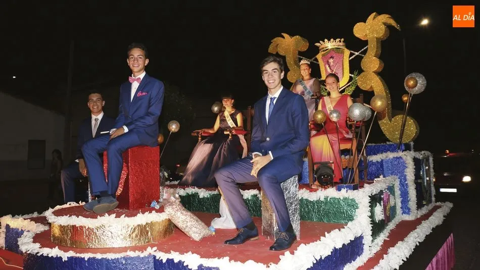 La noche del 15 de agosto, las calles de Vitigudino se llenan de color y música con el desfile de carrozas