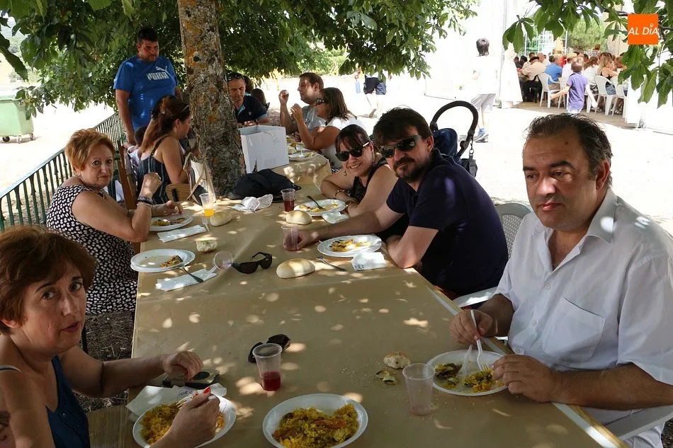 Foto 2 - Sabrosa paellada para despedir los festejos de verano