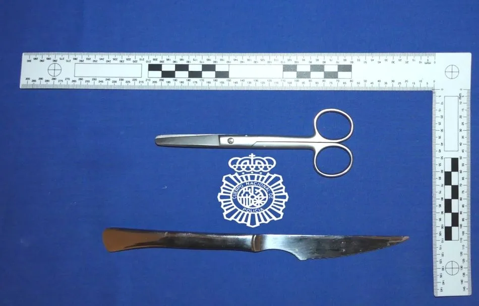 Cuchillo y tijeras utilizadas por el detenido