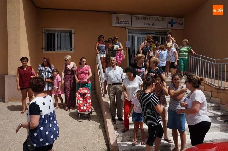Foto 7 - &ldquo;&iexcl;Queremos sustitutos!&rdquo;, manifestaci&oacute;n por la falta de m&eacute;dicos en verano