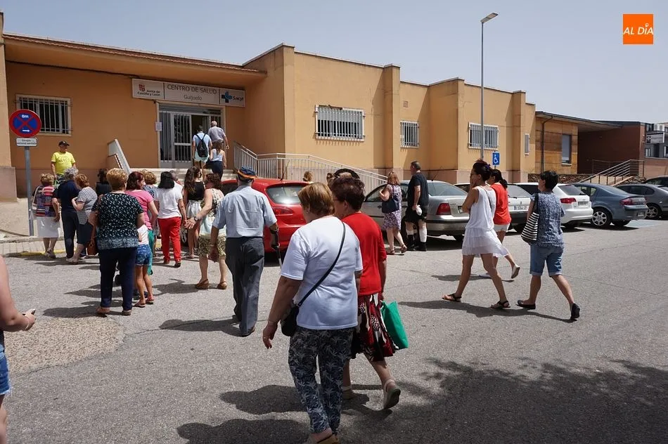 Foto 6 - &ldquo;&iexcl;Queremos sustitutos!&rdquo;, manifestaci&oacute;n por la falta de m&eacute;dicos en verano