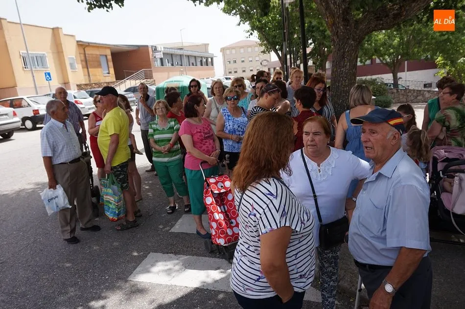 Foto 2 - &ldquo;&iexcl;Queremos sustitutos!&rdquo;, manifestaci&oacute;n por la falta de m&eacute;dicos en verano