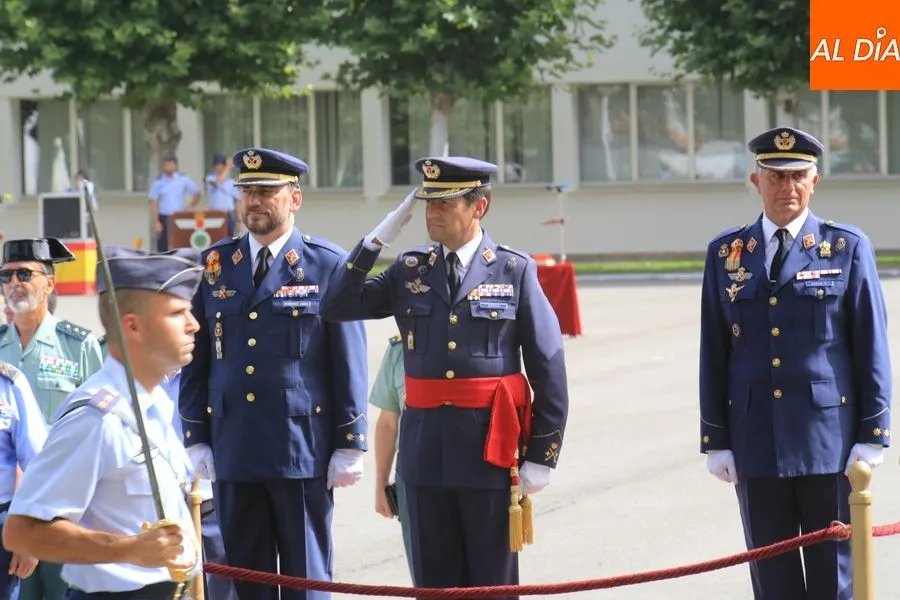 El gerenal Biosca (centro) preside la toma de posesión del coronel Carlos Bernardo (izda.) como nuevo jefe de Matacán en sustitución del coronel José García (dcha.). Fotos: Alberto Martín