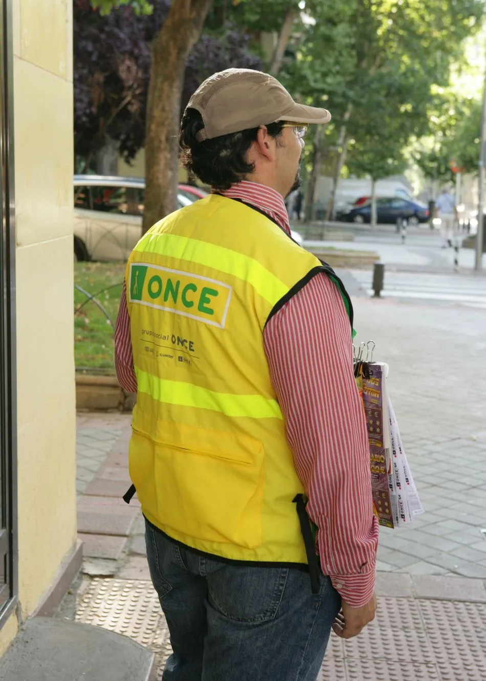 Foto 2 - Los 20.000 agentes&nbsp;de la ONCE estrenan chalecos para que la sociedad los distinga  