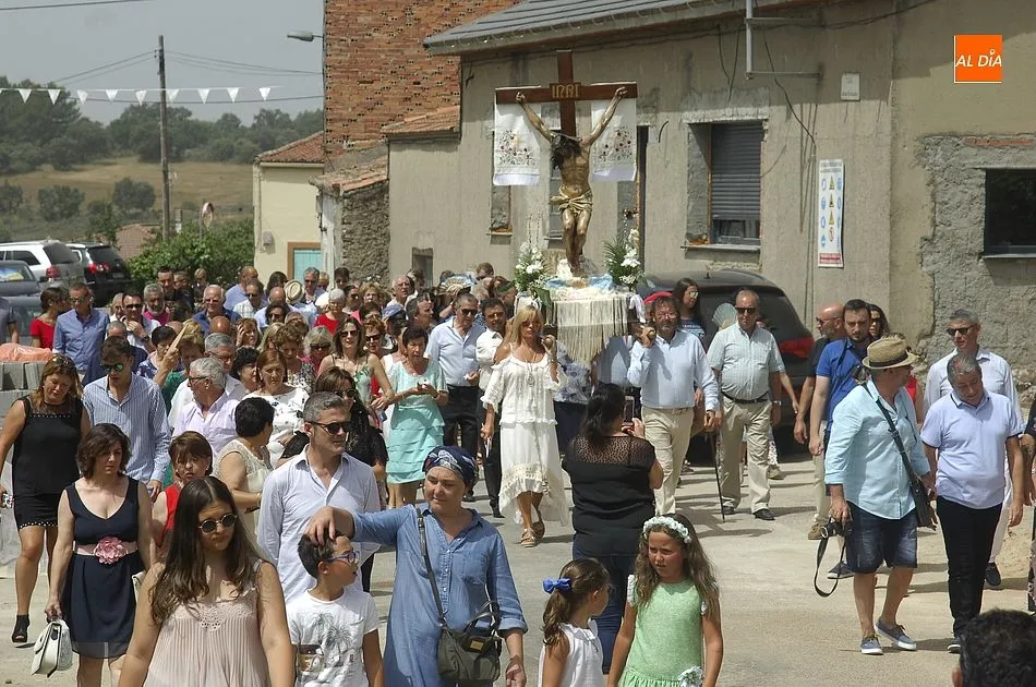 Foto 10 - Agallas muestra su m&aacute;xima devoci&oacute;n, con alguna disputa incluida, por el Cristo del Buen Suceso  