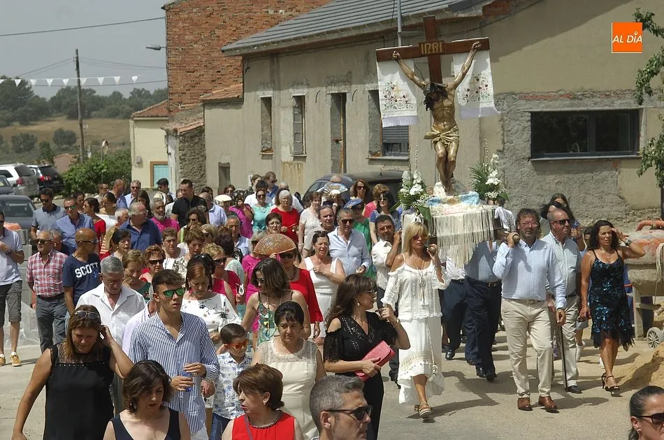 Foto 7 - Agallas muestra su m&aacute;xima devoci&oacute;n, con alguna disputa incluida, por el Cristo del Buen Suceso  