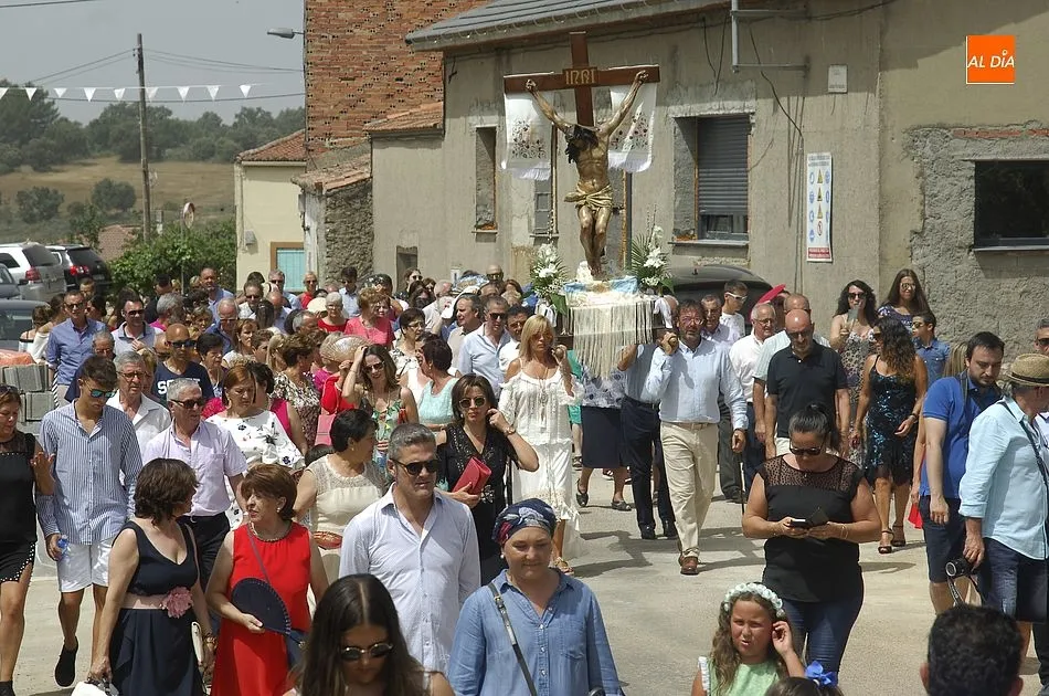 Foto 9 - Agallas muestra su m&aacute;xima devoci&oacute;n, con alguna disputa incluida, por el Cristo del Buen Suceso  