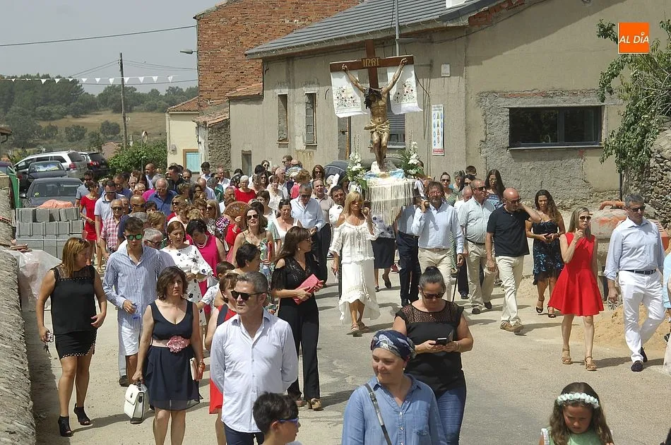Foto 8 - Agallas muestra su m&aacute;xima devoci&oacute;n, con alguna disputa incluida, por el Cristo del Buen Suceso  