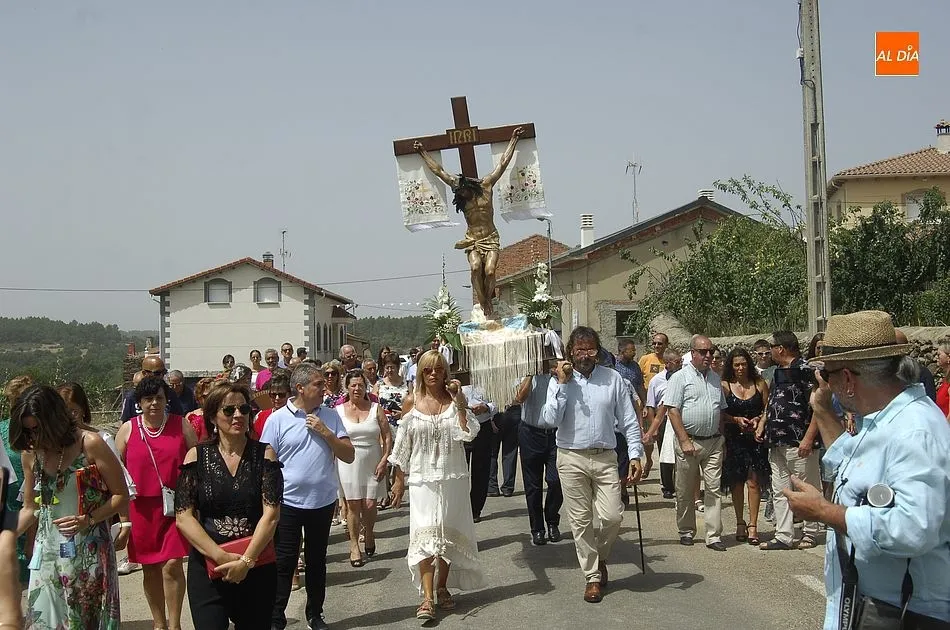 Foto 6 - Agallas muestra su m&aacute;xima devoci&oacute;n, con alguna disputa incluida, por el Cristo del Buen Suceso  