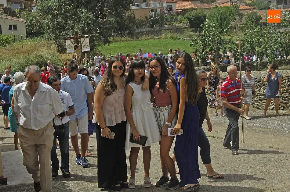Foto 5 - Agallas muestra su m&aacute;xima devoci&oacute;n, con alguna disputa incluida, por el Cristo del Buen Suceso  