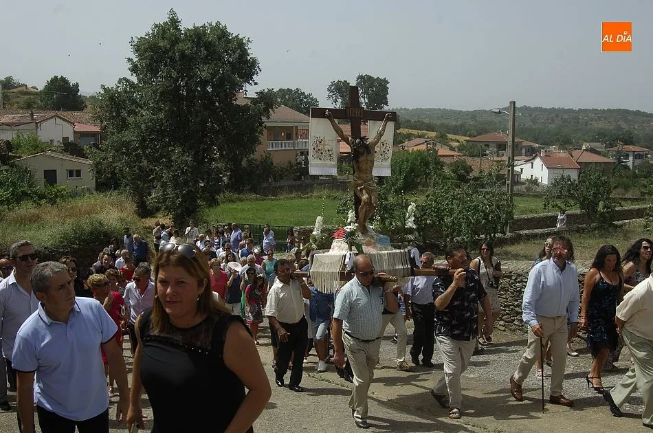 Foto 4 - Agallas muestra su m&aacute;xima devoci&oacute;n, con alguna disputa incluida, por el Cristo del Buen Suceso  