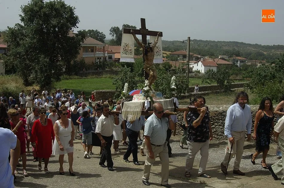 Foto 3 - Agallas muestra su m&aacute;xima devoci&oacute;n, con alguna disputa incluida, por el Cristo del Buen Suceso  