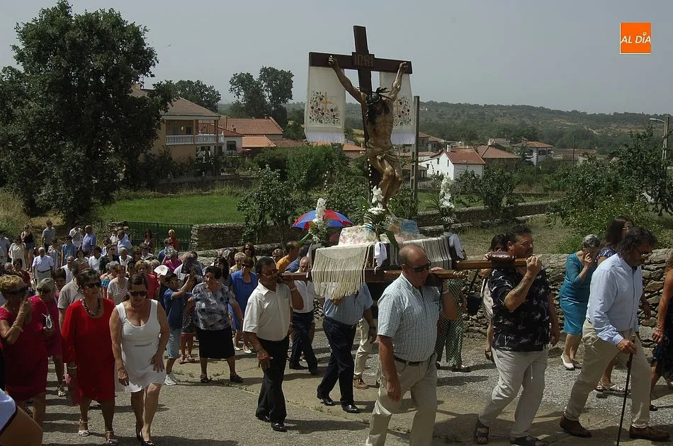Foto 2 - Agallas muestra su m&aacute;xima devoci&oacute;n, con alguna disputa incluida, por el Cristo del Buen Suceso  