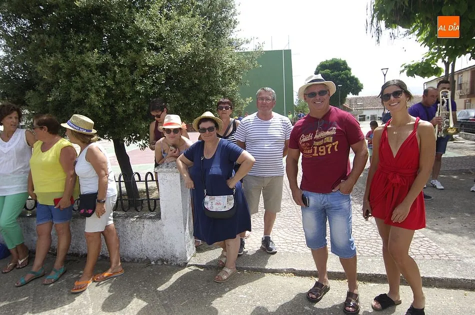 Foto 10 - Los j&oacute;venes de El Sahugo izan el pino tras irlo a buscar al monte  