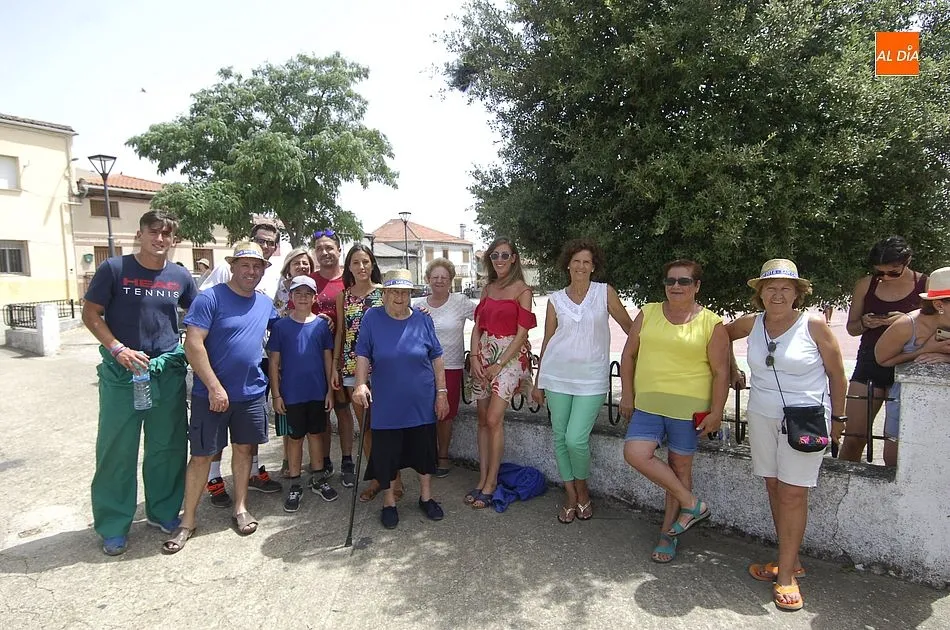 Foto 11 - Los j&oacute;venes de El Sahugo izan el pino tras irlo a buscar al monte  