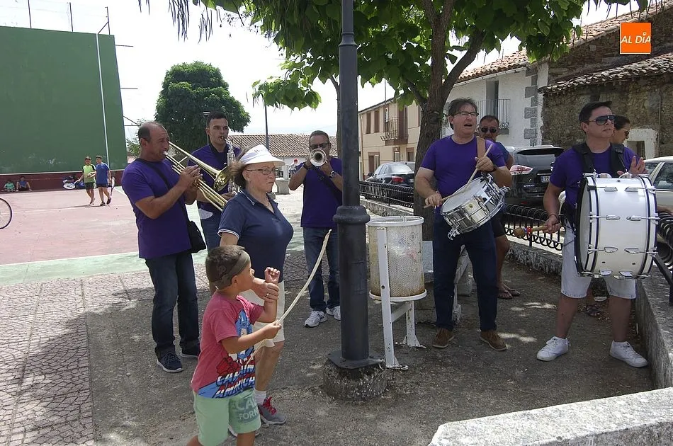 Foto 9 - Los j&oacute;venes de El Sahugo izan el pino tras irlo a buscar al monte  