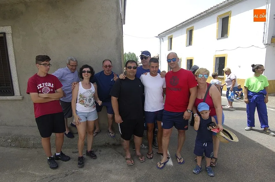 Foto 8 - Los j&oacute;venes de El Sahugo izan el pino tras irlo a buscar al monte  