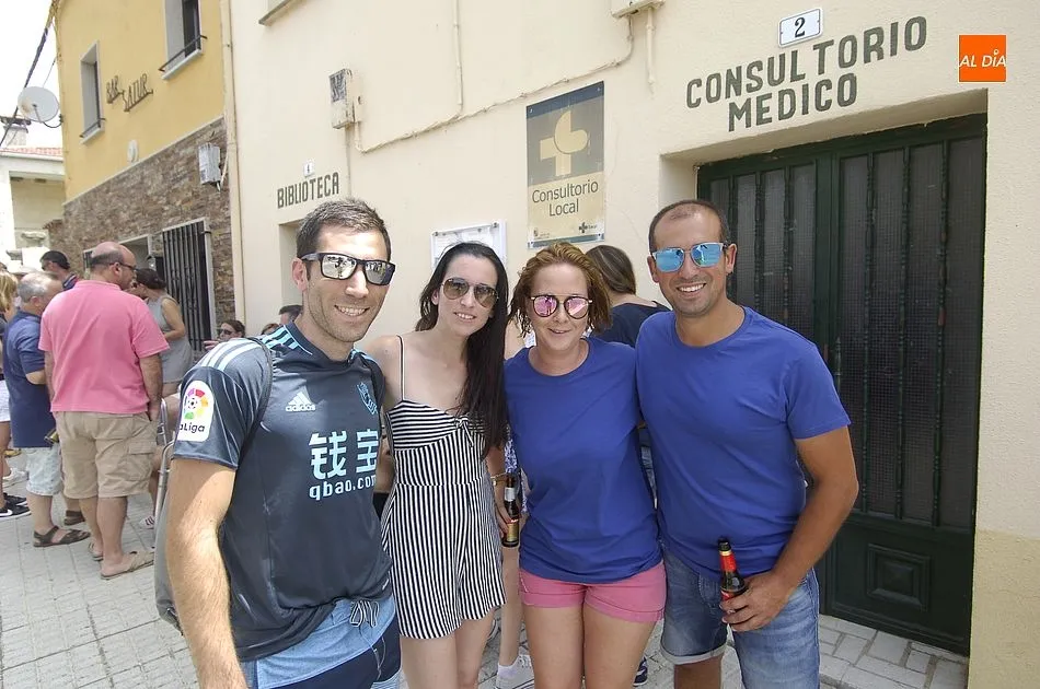 Foto 5 - Los j&oacute;venes de El Sahugo izan el pino tras irlo a buscar al monte  