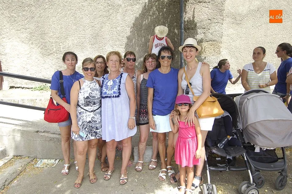 Foto 6 - Los j&oacute;venes de El Sahugo izan el pino tras irlo a buscar al monte  