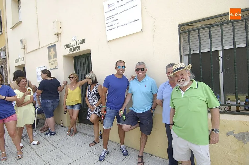 Foto 4 - Los j&oacute;venes de El Sahugo izan el pino tras irlo a buscar al monte  