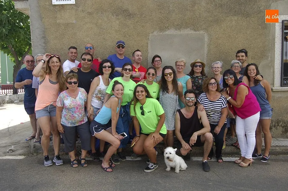 Foto 7 - Los j&oacute;venes de El Sahugo izan el pino tras irlo a buscar al monte  