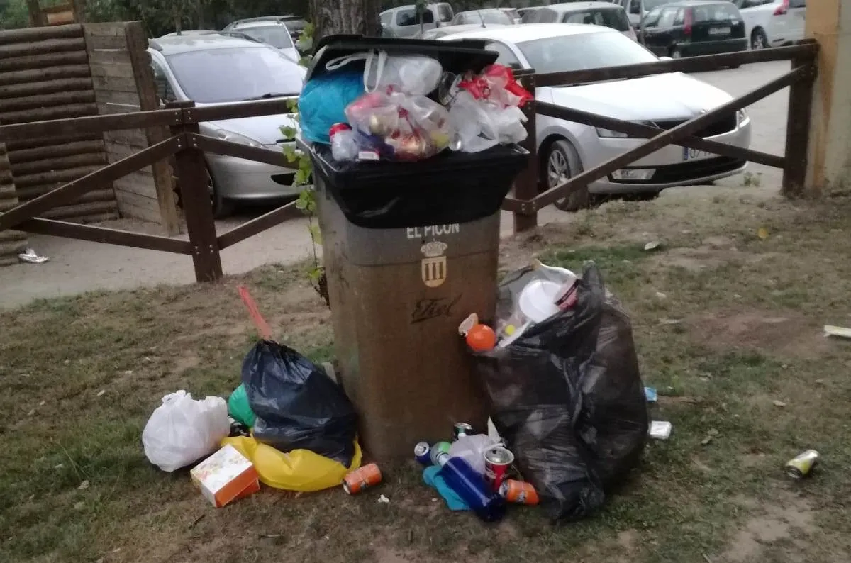 Quejas por la basura acumulada durante el fin de semana en El Picón  