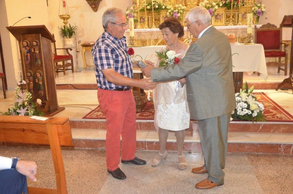 Foto 3 - Un total de 37 matrimonios festejan sus Bodas de Oro en la gran reuni&oacute;n de mayores de la comarca  
