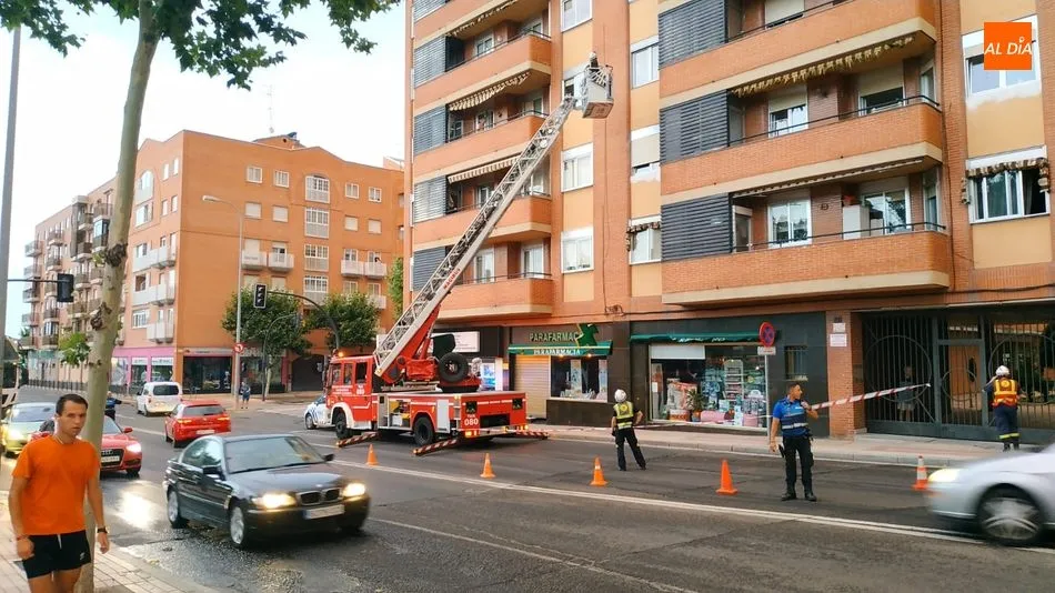 Foto 4 - Los bomberos retiran los toldos de un bloque de pisos que se hab&iacute;an desprendido por los fuertes...
