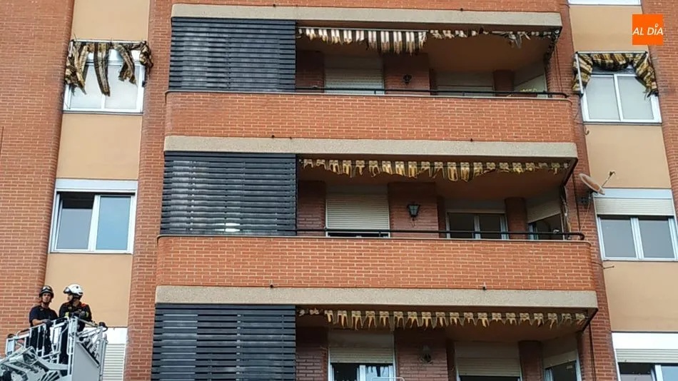 Foto 2 - Los bomberos retiran los toldos de un bloque de pisos que se hab&iacute;an desprendido por los fuertes...