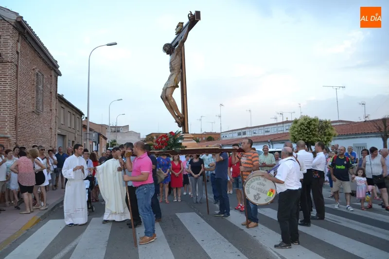 Foto 6 - Cari&ntilde;o y fe protagonizan la fiesta anual del Santo Cristo del Humilladero