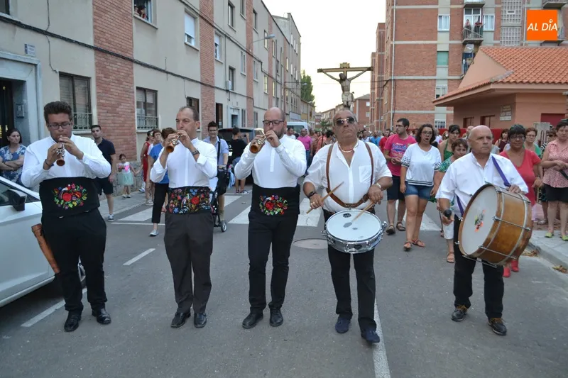 Foto 4 - Cari&ntilde;o y fe protagonizan la fiesta anual del Santo Cristo del Humilladero
