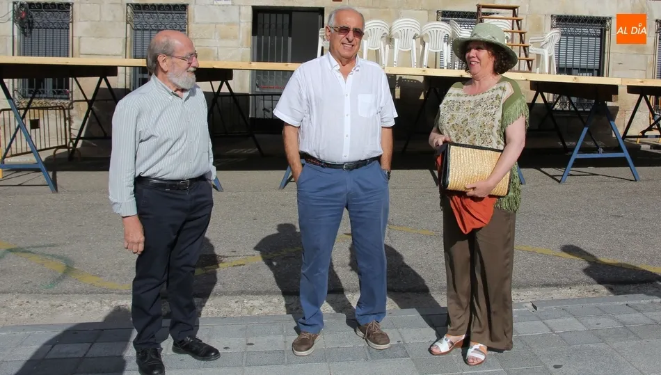 Encarnación Pérez junto al alcalde de Vitigudino y primer teniente de alcalde / MARIBEL SÁNCHEZ