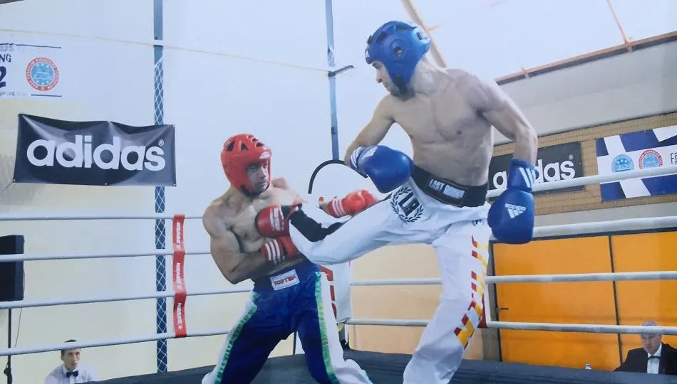 Manuel García, en acción, en un combate.